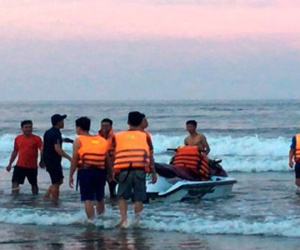 Thanh Hóa: Sóng đánh lật phao, cuốn trôi 4 người khi tắm biển