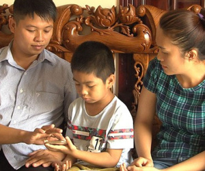 Vụ trao nhầm con ở Ba Vì: Tấm ảnh vô tình trên Facebook tiết lộ mối nghi ngờ cháu trai không 'chính chủ'