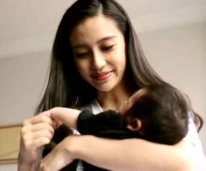Angelababy bị tố hách dịch, tự ý kiểm tra điện thoại của mọi người