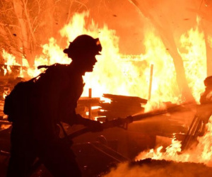 Ảnh: Cháy rừng khủng khiếp 'nhấn chìm' California trong biển lửa