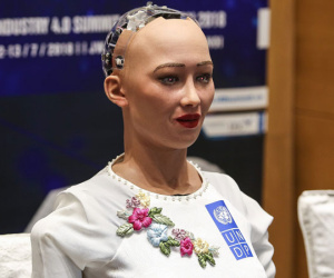 Cận cảnh robot Sophia mặc áo dài trò chuyện ở Việt Nam