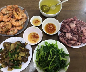Đi du lịch Đà Nẵng, mẹ trẻ vẫn đều đặn 6h dậy đi chợ nấu cơm khiến chị em tranh cãi kịch liệt
