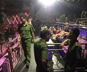 Gần trăm dân chơi bị phát hiện bay lắc trong bar lúc rạng sáng
