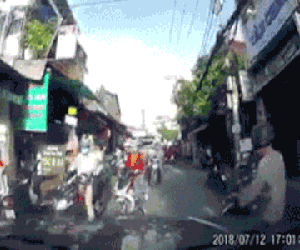 Giơ 'ngón tay thối' với ô tô, thanh niên bị húc văng ra đường trước khi nhận điều tệ hơn