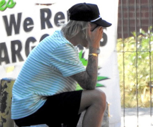 Justin Bieber bỗng ôm mặt căng thẳng trên phố và xóa clip về vợ sắp cưới trên mạng