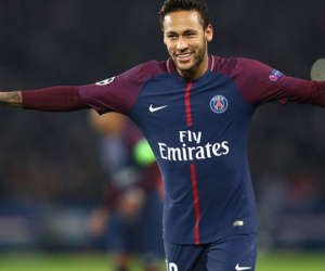 Sợ 'hiệu ứng Ronaldo', PSG cuống cuồng tăng lương cực khủng giữ chân Neymar