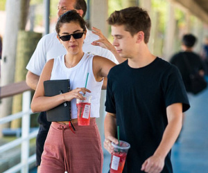 Sự thật về mối quan hệ của Selena Gomez với 'bạn trai tin đồn' trông giống Brooklyn Beckham