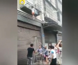 TQ: Bố mẹ chơi bài, con kẹt đầu lủng lẳng ngoài cửa sổ
