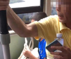 Tranh giành ghế với trẻ nhỏ trên xe bus, người đàn ông lớn tuổi khiến hành khách phẫn nộ