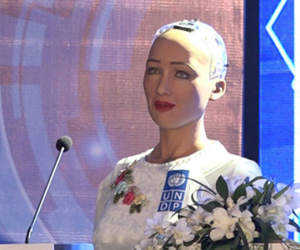 Video: Robot Sophia mặc áo dài trắng giao lưu với khán giả Việt Nam