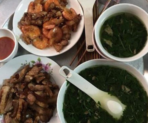 Vợ nấu cho bữa cơm tôm thịt đủ cả, chồng chỉ ăn một bát rồi buông lời 'cay đắng'