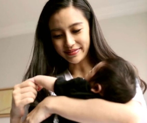 Angela Baby giật điện thoại của người khác trong nhà hàng, đòi kiểm tra vì sợ con trai bị chụp lén