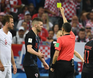 Cầu thủ Croatia nhận 2 thẻ vàng vẫn thi đấu trên sân?