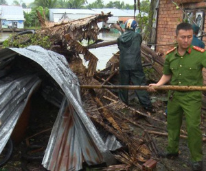 Lốc xoáy lúc rạng sáng, 10 căn nhà tại Hậu Giang sập và tốc mái