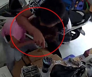 Nam thanh niên dùng dao kề cổ chủ tiệm tạp hoá, cướp tài sản giữa ban ngày