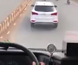 Tài xế cản trở xe cứu hỏa bị tước giấy phép lái trong 2 tháng