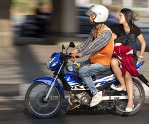 Cô gái ấm ức vì người yêu cũ chở đi công việc vẫn tính tiền như xe ôm, dân mạng lại bênh chằm chặp anh chàng ấy