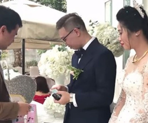 Đám cưới thời công nghệ, quẹt thẻ thay phong bì: Thiệp hồng trao tay, 'quẹt ngay vài lít' xôn xao MXH hôm nay