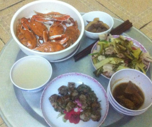 Đăng lên mạng chê mâm cơm vợ nấu 'không nuốt nổi', anh chồng bị cả hội chị em xông vào mắng mỏ