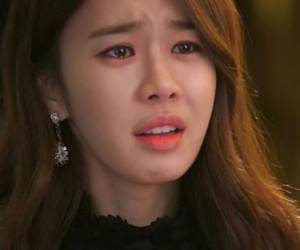 Đang ngồi ở nhà hàng với đồng nghiệp, tôi bất ngờ nhận được tin nhắn nhắc nhở mặc váy quá ngắn của chồng