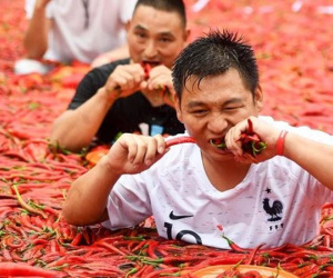 Xơi hết 50 trái ớt cay xè trong vòng 68 giây