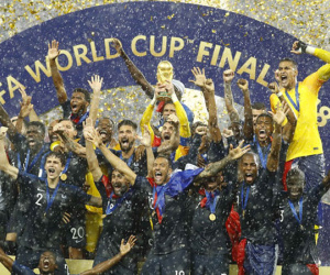 Ảnh: Đội tuyển Pháp đội mưa nâng cúp vàng World Cup 2018
