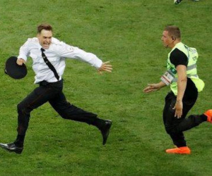 Ban nhạc Nga nhận trách nhiệm vụ 4 người chạy vào sân trận chung kết World Cup 2018