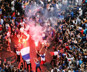 Bạo lực, cướp bóc làm xấu mặt tiệc mừng Pháp vô địch World Cup