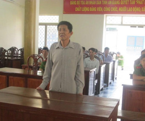 Chồng tạt axit đậm đặc lên người vợ và cháu ngoại vì không chịu về nhà