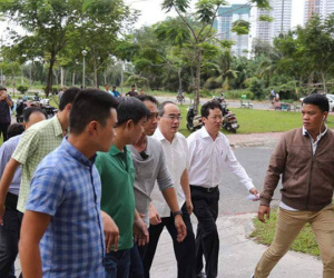 Hàng chục người chen lấn đưa hồ sơ cho Bí thư Nguyễn Thiện Nhân khi ông đến Thủ Thiêm
