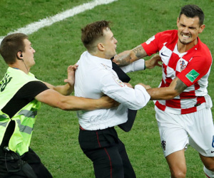 Hậu vệ Croatia túm cổ fan quá khích trong trận chung kết