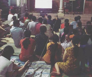 Màn 'chia phe' cực dễ thương của các CĐV làng quê trong trận chung kết World Cup đêm qua khiến dân mạng cười ngặt nghẽo