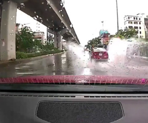 Nỗi lòng đi xe máy mùa mưa: Không sợ mưa như trút nước, chỉ sợ ô tô phóng nhanh tạt nước bẩn lên người