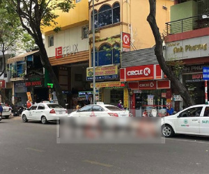 Trùng trùng điệp điệp taxi giả chia 'lãnh địa' chặt chém ở Sài Gòn