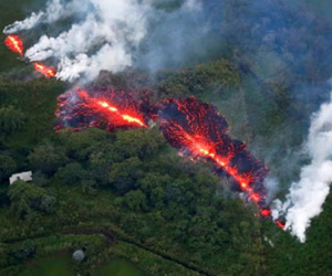 'Bom nham thạch' xuyên thủng tàu du lịch Hawaii, 23 người bị thương