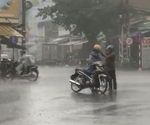 Giữa ngày mưa ảm đạm, dân mạng rần rần chia sẻ clip xúc động: Đừng lo bão táp mưa sa bởi đã có cha ở đây rồi!