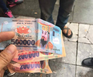 Khách Tây tố bị xích lô ở Hà Nội lừa đảo, dùng tiền âm phủ trả lại 900 nghìn