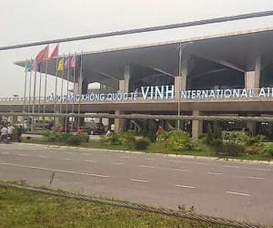 Sân bay Vinh 'tê liệt' vì máy bay Vietnam Airlines gặp trục trặc nằm giữa đường băng