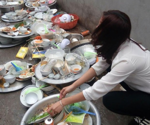 Về nhà người yêu ăn giỗ, cô gái trẻ bị nói bóng gió không biết gì dù đã làm đủ việc, ăn xong cỗ còn phải một mình rửa hết 13 mâm bát