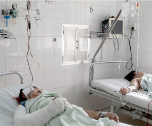 Xe khách lùi ra từ quán cơm bị tông vào đuôi, 2 người chết