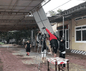 Bất chấp bão Sơn Tinh đang tiến vào, du khách vẫn xuống biển Cửa Lò tắm trong mưa