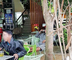 Cố thủ cạnh trụ sở công an sau khi đâm vào cổ bạn