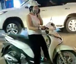 Hải Phòng: Người phụ nữ thản nhiên dừng xe máy giữa ngã tư để ''buôn'' điện thoại như ở nhà
