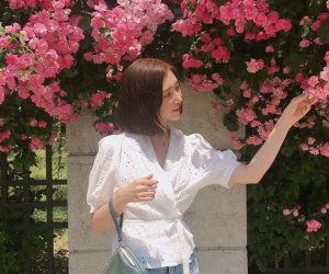 Không ngờ những thiết kế áo cổ V, cổ vuông lại có thể diện đẹp từ đi chơi tới sở làm thế này