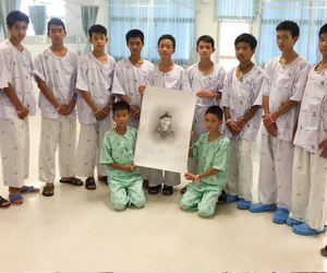 Lý do đội bóng nhí Thái Lan họp báo ngay khi xuất viện, bất chấp cảnh báo