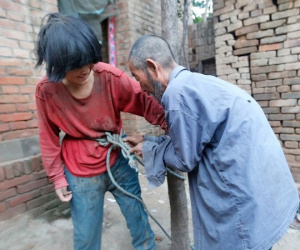 Câu chuyện éo le của ông lão 'nhặt vợ' bên đường về chung sống, mỗi ngày đi làm đều phải trói vợ trói con lại