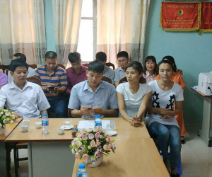 Hai gia đình đang trao lại 2 bé trai bị nhầm tại Bệnh viện Đa khoa Ba Vì