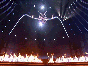 Khán giả sợ hãi khi thí sinh tuột chân rơi từ trên cao xuống sân khấu America's Got Talent