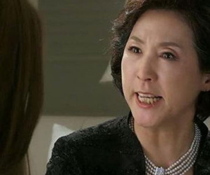 Mẹ chồng thường xuyên buông lời cay nghiệt với con dâu bầu bí vì lý do chẳng ngờ