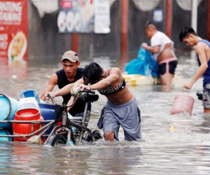 Người Philippines vật lộn với lụt vì bão Sơn Tinh